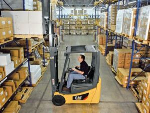 Xe Nâng Trong Kho Xưởng